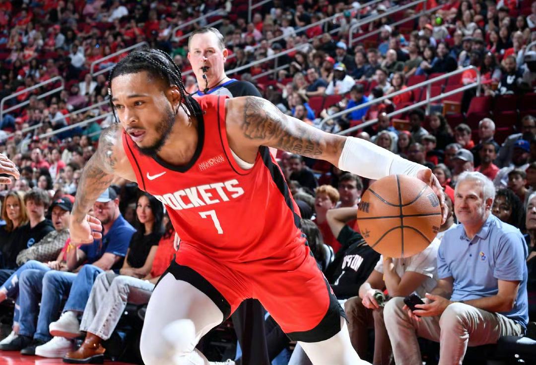 签4+2后卫，火箭队裁中锋不影响交易，斯通腾出名额 搅局买断市场