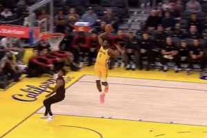 子承父业詹姆斯转发布朗尼夏联扣篮照：年轻的