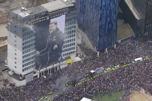 Yabo Sports-太震撼纽卡夺冠游行30万人挤满街道，庆祝球队时隔70年夺冠