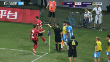 APP下载-火气上来了!韦世豪向边裁疯狂抱怨,嘴上喋喋不休