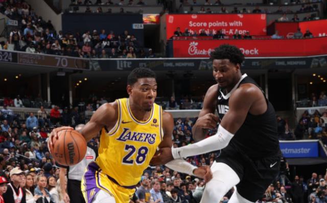 APP下载-湖人疯狂冲刺!八村垒完爆DPOY 詹皇跳他身上庆祝