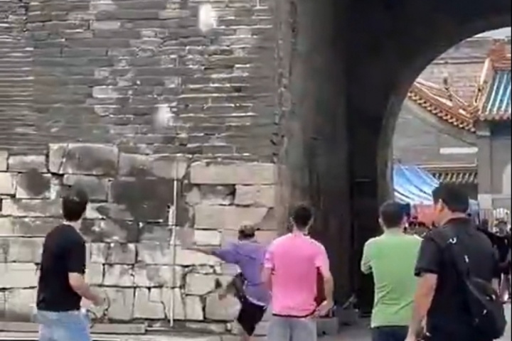 有无吧友偶遇⚽亚马尔来到长城挑战高空停球，一个大脚把鞋踢飞