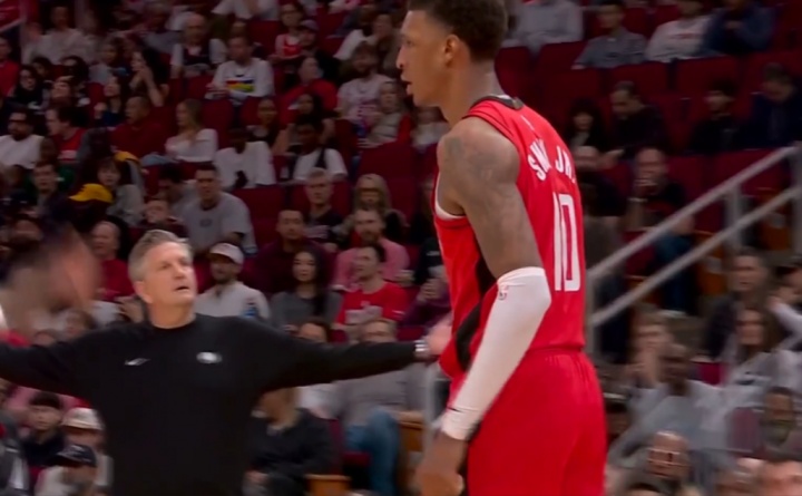 网页版入口-抽象2-1-1-1！小贾造犯规明明吹了却去骂裁判 自己吃了1T+2罚全铁