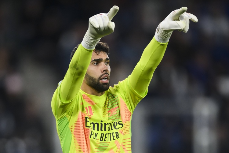 官方网站-极限扑救！官方：拉亚对阵布莱顿飞身救险当选英超12月最佳扑救