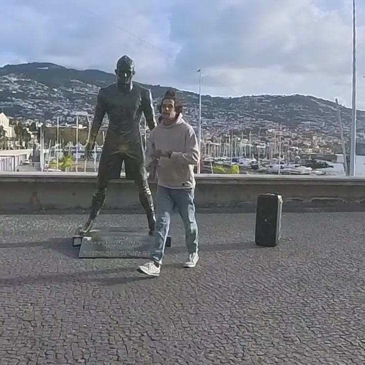 APP下载-一人烧C罗雕像后疯狂跳舞，葡媒：此人有前科，警方正追查